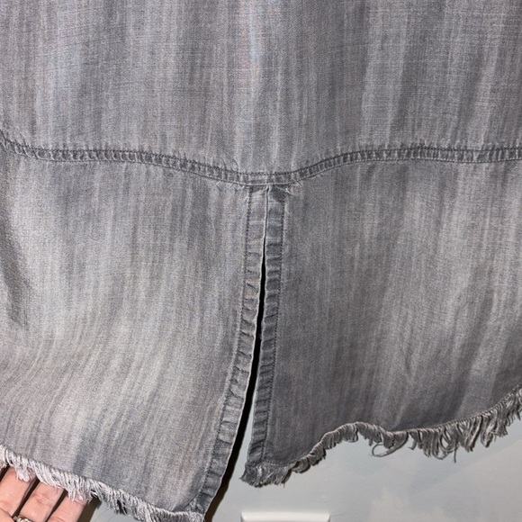 Bella Dahl Soft Tencel Button Front Shirt w/Frayed Hem Size Medium Chambray Grey - Picture 8 of 15